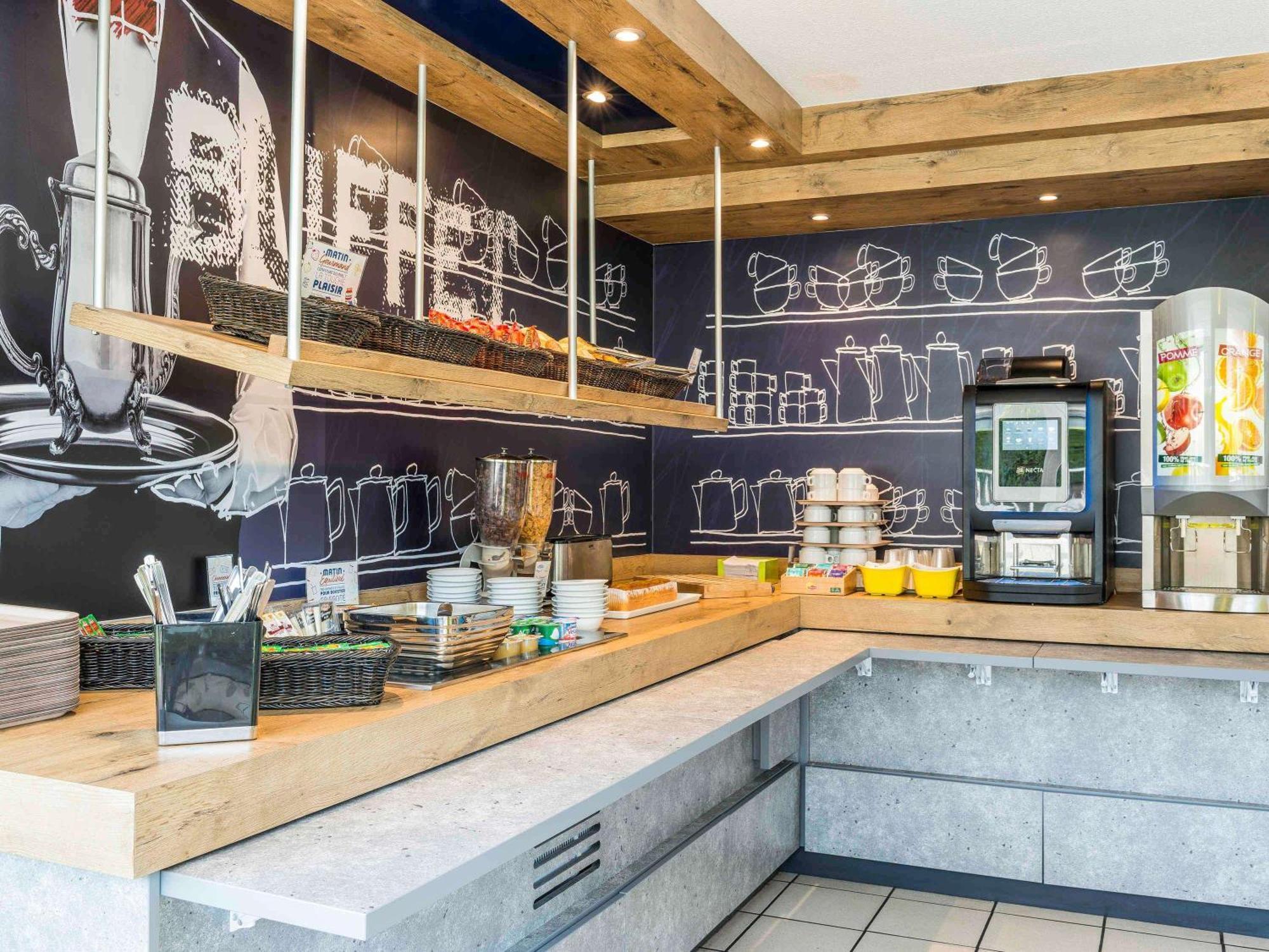 Ibis Budget Senlis Bagian luar foto